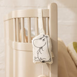 Moomin musikuro med stoffigur og rund træring, hængende ved babyseng