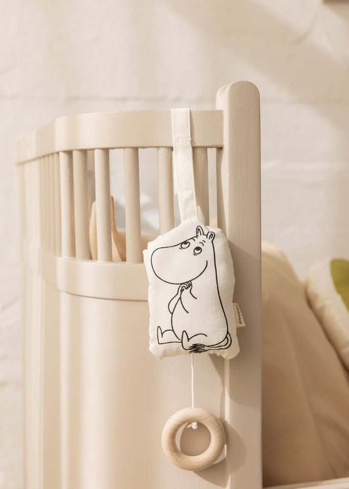 Moomin musikuro med stoffigur og rund træring, hængende ved babyseng