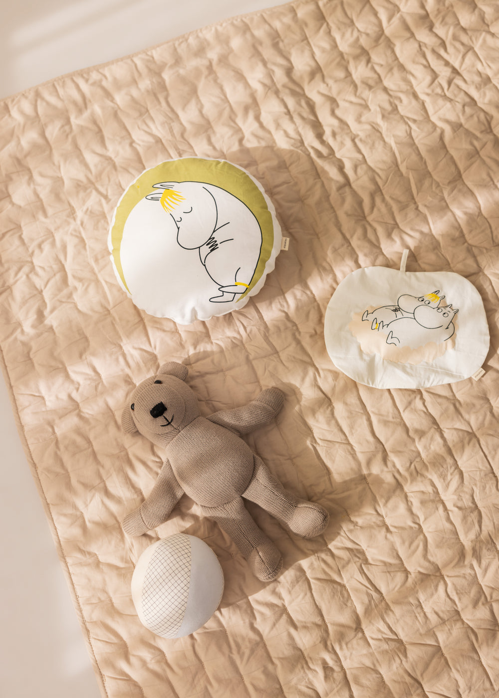 Rund knitrelegetøj i creme med Mummi-ansigt og små detaljer