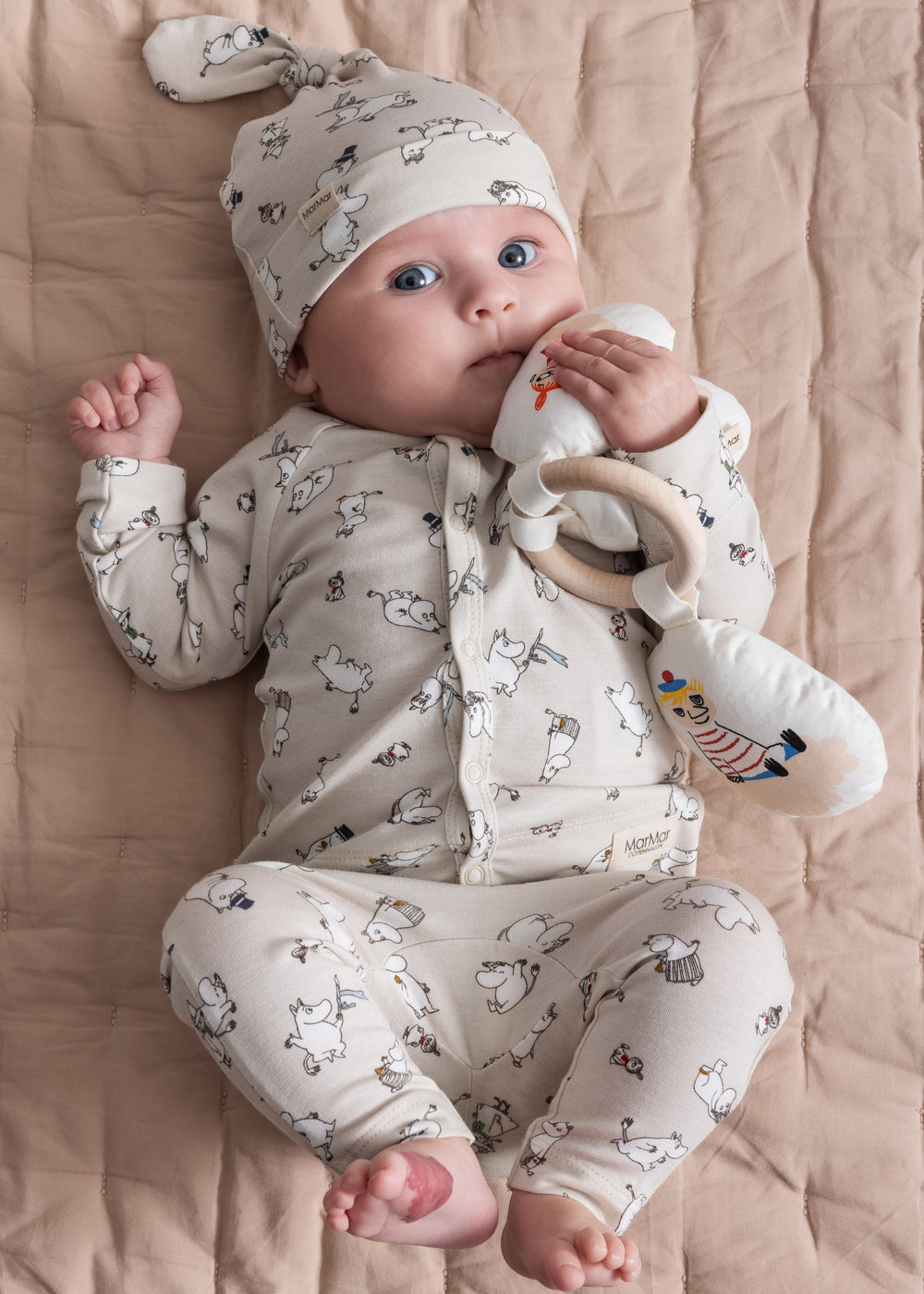 Baby med Mhue baby med M Mininprint og matchendeendeendeende