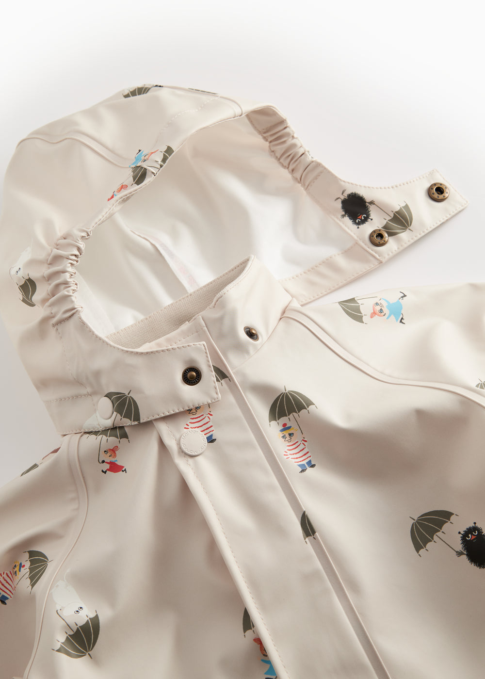 Beige baby regndragt med Moomin print, hætte og fodstropper
