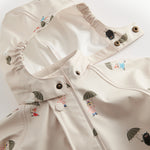 Beige baby regndragt med Moomin print, hætte og fodstropper