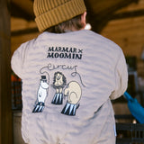 Barn set bagfra iført grøn jakke med Moomin print og brun hue