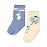 Et par børnestrømper med søde Moomin figurer, den ene i blå, den anden i creme.