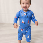 Blå badeheldragt til baby med lynlås foran og sødt Moomin-mønster