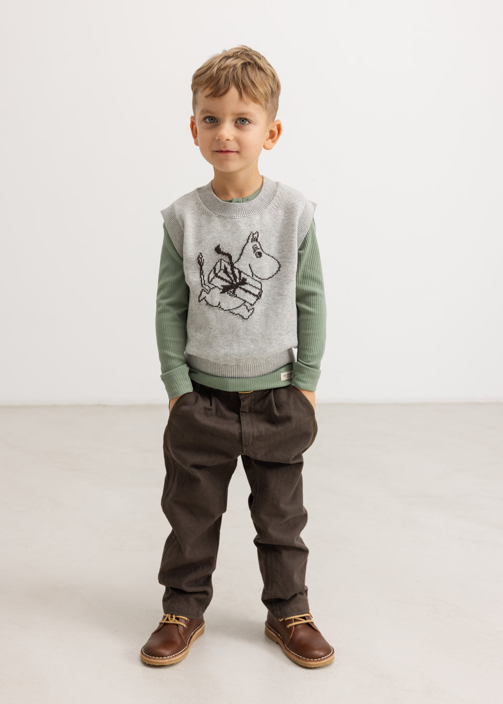 Grå strikvest med Moomin-figur, båret af barn