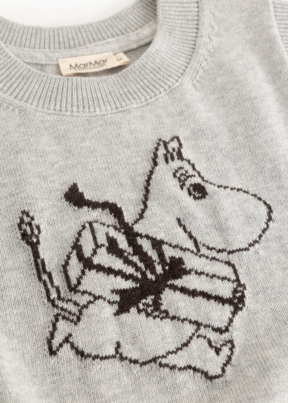 Grå strikvest med Moomin-illustration foran og rund hals