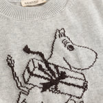 Grå strikvest med Moomin-illustration foran og rund hals