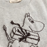 Grå strikvest med Moomin-illustration foran og rund hals