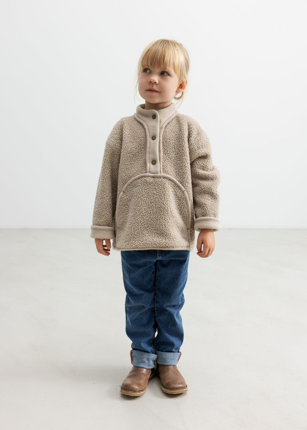 Teddy anorak i oyster grey med hætte, knaplukning og kængurulomme