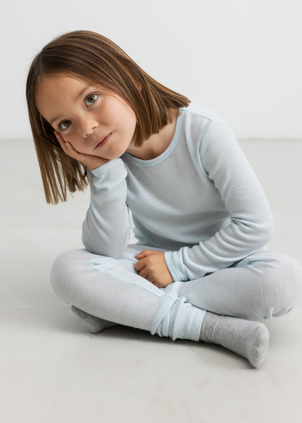 Børn iført lyseblå t-shirt og leggings i merinou