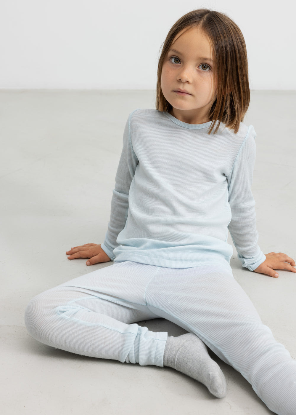 Børn iført lyseblå t-shirt og leggings i merinou