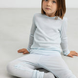 Børn iført lyseblå t-shirt og leggings i merinou