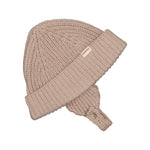 beige, strikket babyhue med opsmøm og hagerem