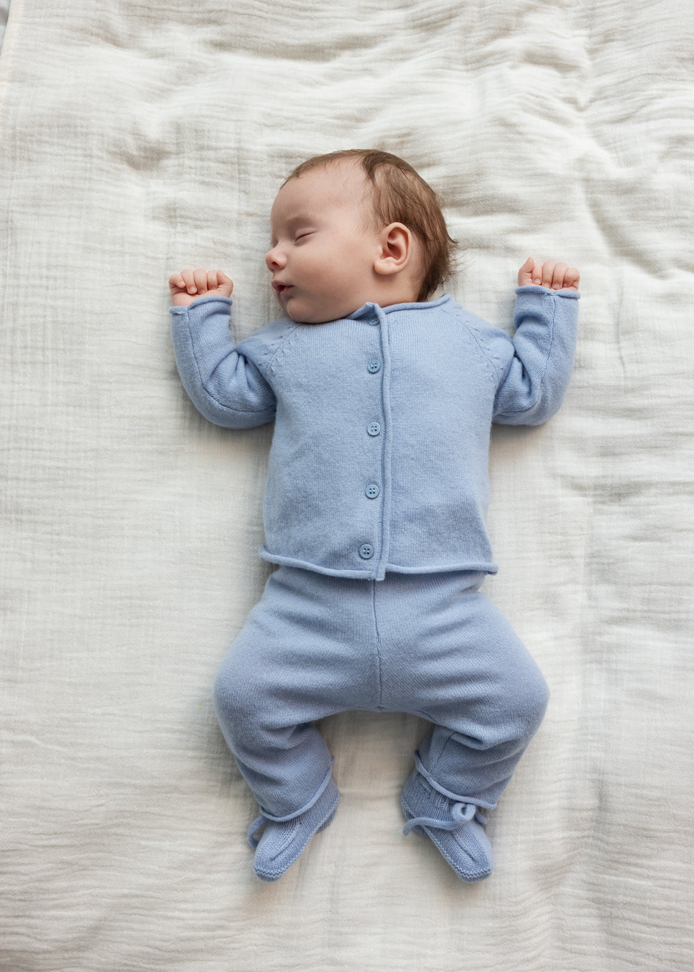 Babyheldragt i lyseblå med knaplukning og matchende futter til fødderne