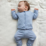 Lyseblå cardigan med knaplukning på baby, rund hals og lange ærmer