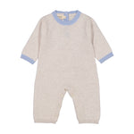 Beige babyheldragt med korte ærmer, blå ribkant og knaplukning ved benåbning