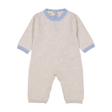 Beige babyheldragt med korte ærmer, blå ribkant og knaplukning ved benåbning