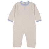 Beige babyheldragt i strik med blå ribkant og knapper i skridt