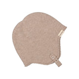 Babyhue i alpaca-melange, beige strik, rund kant og knapdetalje