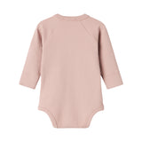 Lyserød ribstrikket babybody med knapper foran