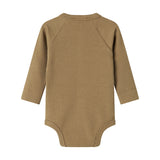 Brun ribstrikket babybody med knapper foran