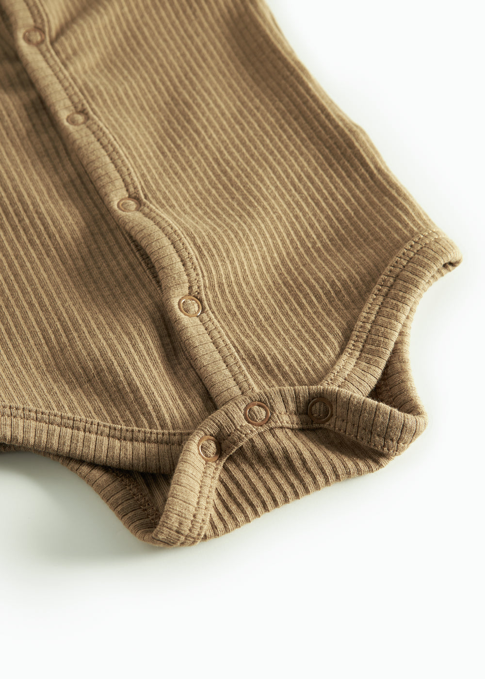 Brun strikket babybody med knapper foran