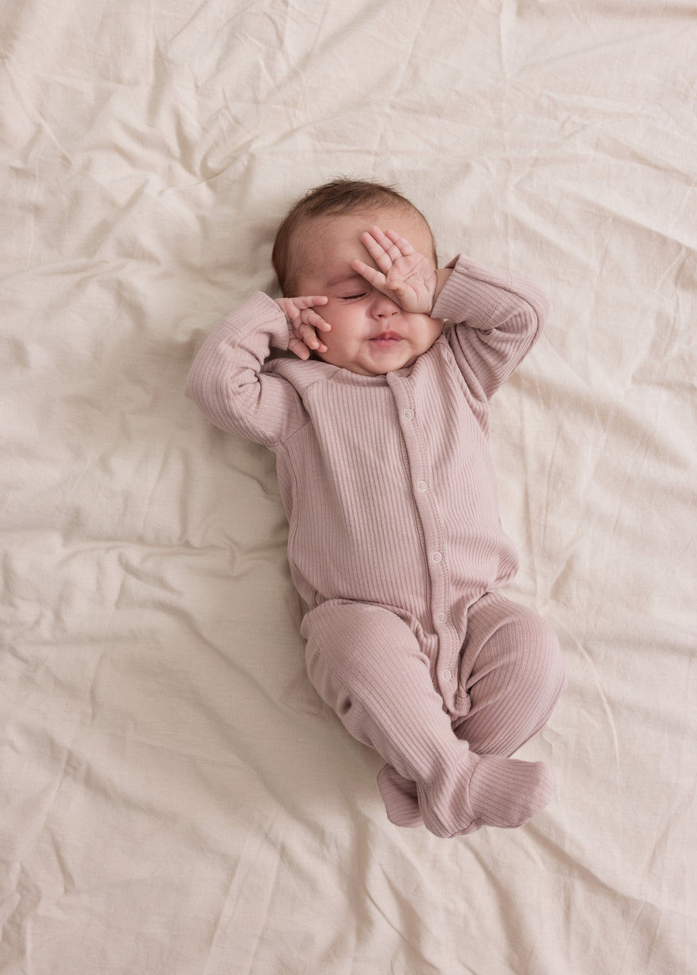 Baby i ribbstrikket lyserød holdt til blø i bløøt materiale,,r lange, ben, tryknapper og futter