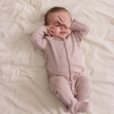 Baby i ribbstrikket lyserød holdt til blø i bløøt materiale,,r lange, ben, tryknapper og futter
