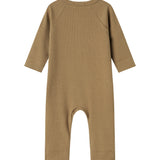 Ribbstrikket brun heldragt til baby i blødt materiale med lange ærmer og lange ben og tryknapper