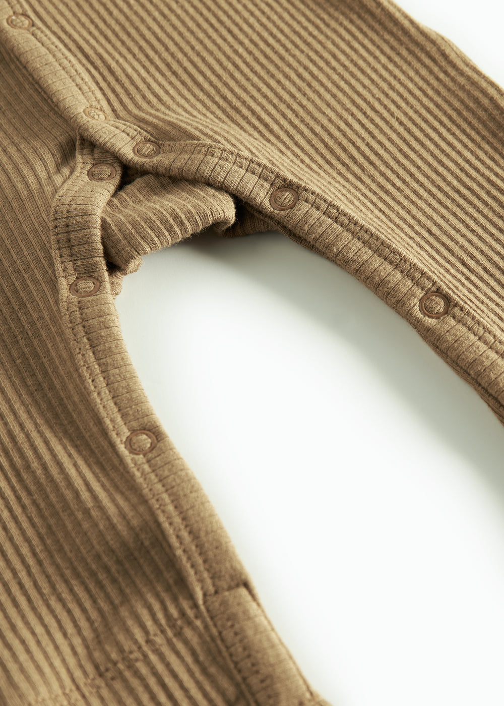 Ribbstrikket brun holdragt til baby i blødt materiale med lange ærmer og lange ben og tryknapper