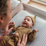 Lyseblåt puslepude-betræk med blåt mønster og let rynker i stoffet