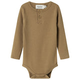 Brun strikket babybody med lange ærmer, stolpe knaplukning og trykknapper mellem benene.