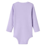 Lilla ribstrikket babybody med lange ærmer og knapper mellem benene