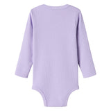 Lilla ribstrikket babybody med lange ærmer og knapper mellem benene