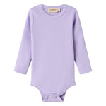 Lilla ribstrikket babybody med lange ærmer og knapper mellem benene