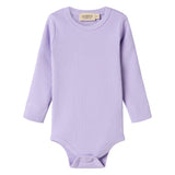 Lilla ribstrikket babybody med lange ærmer og knapper mellem benene