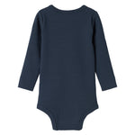 Blå ribstrikket babybody med lange ærmer og knapper mellem benene