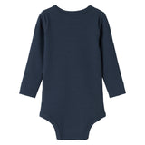 Blå ribstrikket babybody med lange ærmer og knapper mellem benene