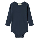 Blå ribstrikket babybody med lange ærmer og knapper mellem benene