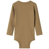 Brun ribstrikket babybody med lange ærmer og knapper mellem benene