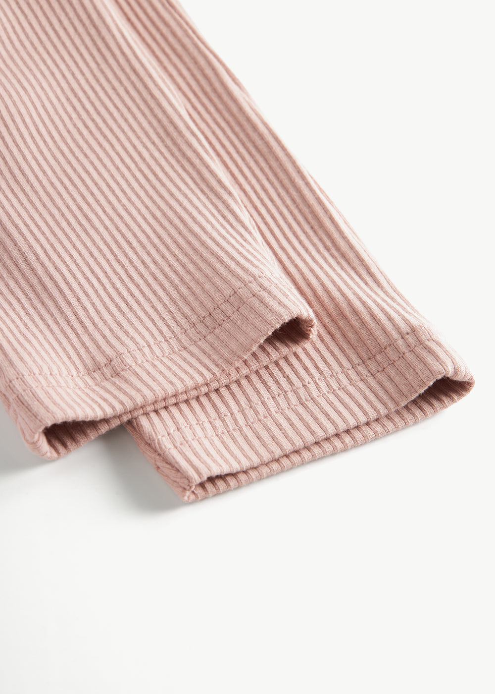 Lyserøde ribstrikkede babybukser med elastisk talje og snor