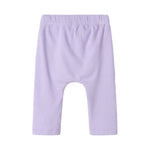 Lilla ribstrikkede babybukser med elastisk talje og snor