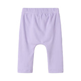Lilla ribstrikkede babybukser med elastisk talje og snor