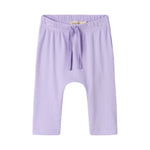 Lilla ribstrikkede babybukser med elastisk talje og snor