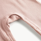 Ribbstrikket lyserød holdragt til baby i blødt materiale med lange ærmer, lange ben og knapper.