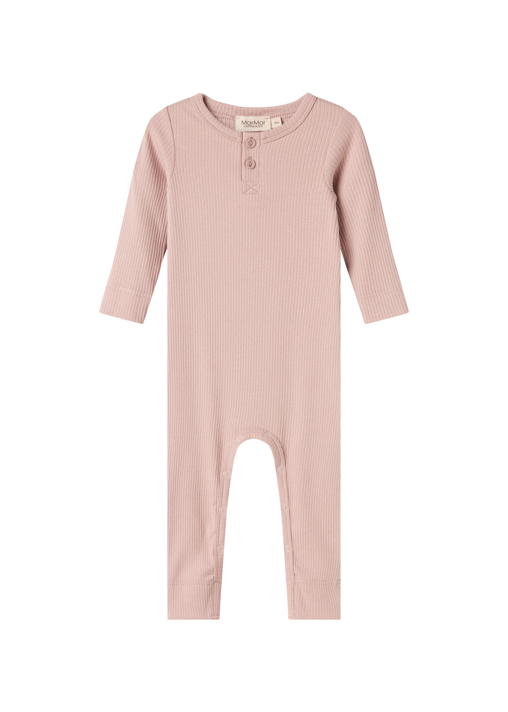 Ribbstrikket lyserød holdragt til baby i blødt materiale med lange ærmer, lange ben og knapper.