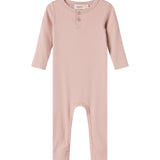Ribbstrikket lyserød holdragt til baby i blødt materiale med lange ærmer, lange ben og knapper.