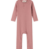 Lyserød ribstrikket holdt med lange ærmer og ben og knapper til baby