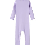 Ribbstrikket lilla heldragt til baby i blødt materiale med lange ærmer, lange ben og knapper